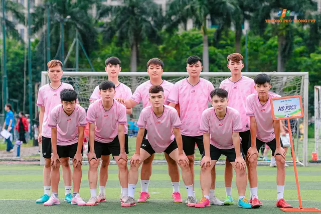 Unity Cup 2025: Một đội bóng chụp ảnh lưu niệm trên sân