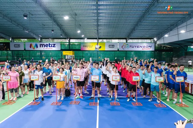 Unity Cup 2025: Mọi người cùng giơ tay chào trong sân thi đấu có mái che