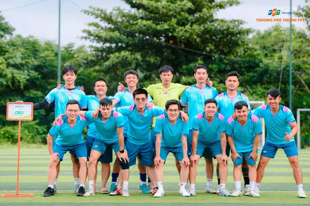 Unity Cup 2025: Đội bóng áo xanh chụp ảnh trước trận