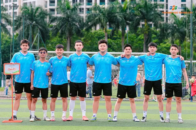 Unity Cup 2025: Đội bóng đứng thành hàng chụp ảnh lưu niệm