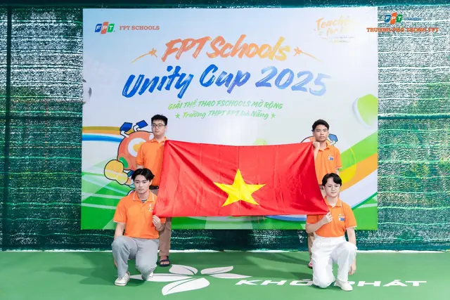 Unity Cup 2025: Khoảnh khắc chụp ảnh cùng lá cờ đỏ sao vàng trước phông Unity Cup 2025